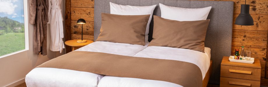 Bett mit Bettläufer