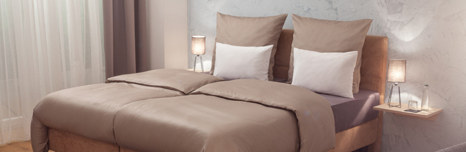 Farbige Hotelwäsche im Hotelzimmer.