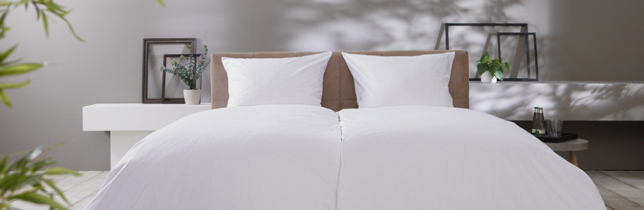 Zeitlose weiße Hotelbettwäsche
