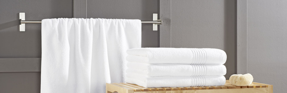 Weiße Duschtücher im Hotel